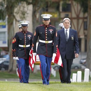 Mark Harmon a un funerale ufficiale nell'episodio Pyramid di NCIS