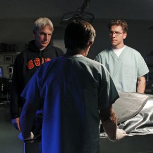 Mark Harmon, David McCallum e Brian Dietzen nell'episodio Pyramid di NCIS