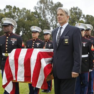 Mark Harmon sorregge la bara nell'episodio Pyramid di NCIS