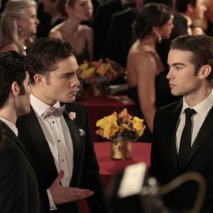 Penn Badgley, Ed Westwick, Chace Crawford nell'episodio The Wrong Kiss Goodnight di Gossip Girl
