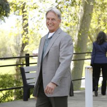 Un sorridente Gibbs (Mark Harmon) nell'episodio Swan Song di NCIS