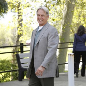Un sorridente Gibbs (Mark Harmon) nell'episodio Swan Song di NCIS