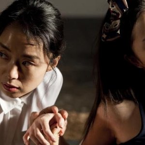Jeon Do-Youn e Seo Woo in una scena del dramma The Housemaid di Im Sang-soo