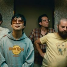 Ken Jeong e Zach Galifianakis con Bradley Cooper ed Ed Helms in una scena di Una notte da leoni 2
