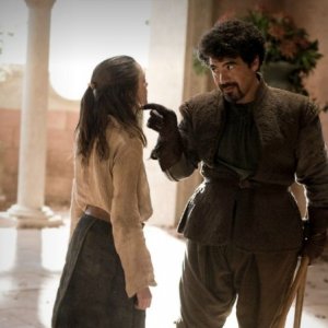 Maisie Williams e Miltos Yerolemou nell'episodio A Golden Crown di Game of Thrones