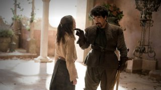 Maisie Williams e Miltos Yerolemou nell'episodio A Golden Crown di Game of Thrones