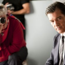 Antonio Banderas e, in secondo piano, Pedro Almodovar sul set di La Piel que Habito