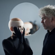 Elena Anaya E Il Regista Pedro Almodovar Sul Set Di La Piel Que Habito 204571