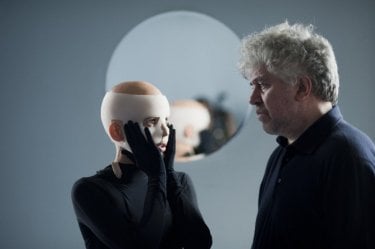 Elena Anaya e il regista Pedro Almodovar sul set di La Piel que Habito