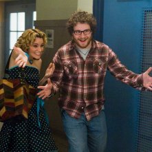 Elizabeth Banks e Seth Rogen in una scena del film Zack and Miri