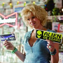 Jane Lynch nella commedia Paul