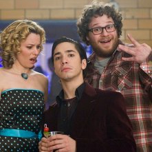 Justin Long tra Elizabeth Banks e Seth Rogen in una scena del film Zack and Miri
