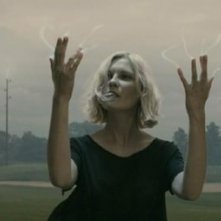 Kirsten Dunst in un'affascinante sequenza del film Melancholia, di Lars Von Trier