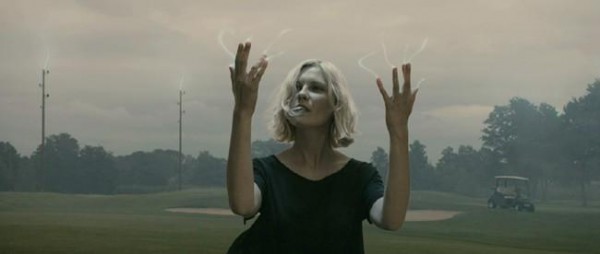 Kirsten Dunst in un'affascinante sequenza del film Melancholia, di Lars Von Trier