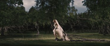 Kirsten Dunst in una surreale scena di Melancholia, di Lars Von Trier.