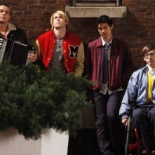 Mark Salling, Chord Overstreet, Harry Shum jr. e Kevin McHale nell'episodio New York, finale della seconda stagione di Glee