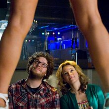 Seth Rogen ed Elizabeth Banks in una scena divertente del film Zack and Miri