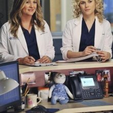 Jessica Capshaw e Rachael Taylor nell'episodio P.Y.T. (Pretty Young Thing) di Grey's Anatomy