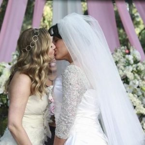 Jessica Capshaw e Sara Ramirez nell'episodio White Wedding di Grey's Anatomy