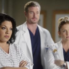 Jessica Capshaw, Eric Dane e Sara Ramirez in una scena dell'episodio Don't Deceive Me (Please Don't Go) di Grey's Anatomy