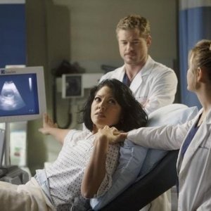 Jessica Capshaw, Eric Dane e Sara Ramirez nell'episodio Don't Deceive Me (Please Don't Go) di Grey's Anatomy