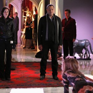 Jorja Fox e Laurence Fishburne nella casa di Lady Heather nell'episodio Unleashed di CSI: Scena del crimine