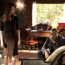 Lady Heather (Melinda Clarke) e un pensieroso Langston (Laurence Fishburne) in: Unleashed di CSI: Scena del crimine