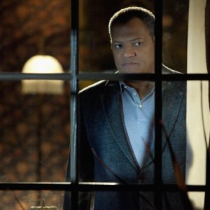 Laurence Fishburne affacciato a una finestra in una scena dell'episodio Unleashed di CSI: Scena del crimine