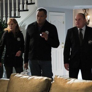 Marg Helgenberger, Laurence Fishburne e Paul Guilfoyle nell'episodio Father Of The Bride di CSI: Scena del crimine