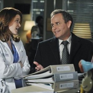 Peter MacNicol e Sarah Drew in una scena dell'episodio Not Responsible di Grey's Anatomy