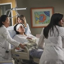 Una scena di gruppo dell'episodio It's a Long Way Back ong di Grey's Anatomy