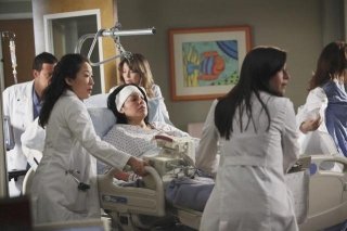 Una scena di gruppo dell'episodio It's a Long Way Back ong di Grey's Anatomy