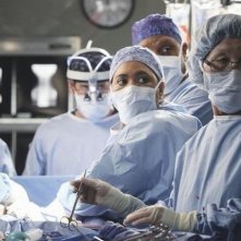 Una scena di gruppo dell'episodio Song Beneath the Song di Grey's Anatomy