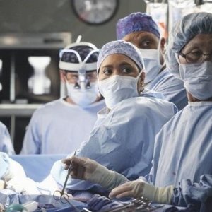 Una scena di gruppo dell'episodio Song Beneath the Song di Grey's Anatomy