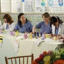 Una scena di gruppo dell'episodio This Is How We Do It di Grey's Anatomy