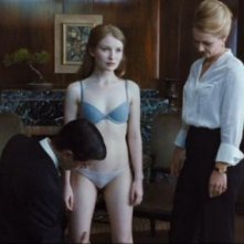 Al centro e a destra, Emily Browning e Rachael Blake nel film Sleeping Beauty