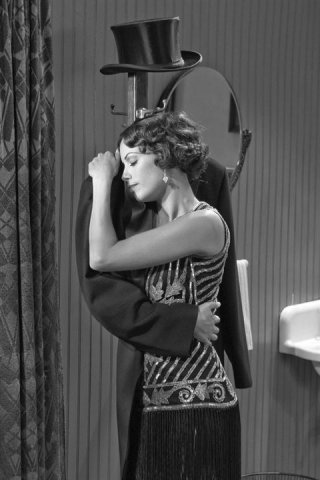 Bérénice Bejo in una curiosa scena di The Artist