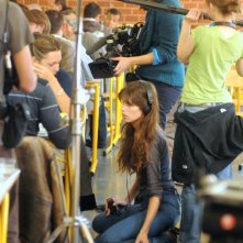 Con le cuffie, la regista Maïwenn Le Besco sul set del suo film Polisse