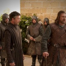 Aidan Gillen e Sean Bean in una scena dell'episodio Your Win or You Die di Game of Thrones