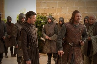Aidan Gillen e Sean Bean in una scena dell'episodio Your Win or You Die di Game of Thrones