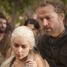 Emilia Clarke e Iain Glen in una scena dell'episodio Your Win or You Die di Game of Thrones