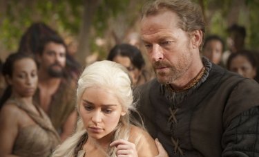 Emilia Clarke e Iain Glen in una scena dell'episodio Your Win or You Die di Game of Thrones