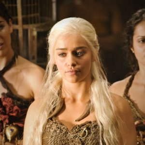 Emilia Clarke in una scena dell'episodio Your Win or You Die di Game of Thrones