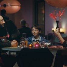 Il piccolo Gaspard Meier tra Kad Merad e Michèle Laroque nel film Monsieur Papa