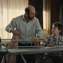 Kad Merad con Gaspard Meier nel film Monsieur Papa