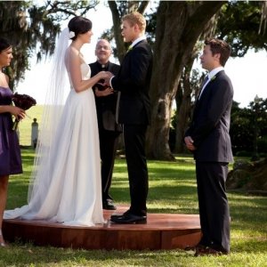 Kellan Lutz e Mandy Moore nel momento del si' in Love, Wedding, Marriage
