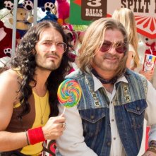 Russell Brand e un irriconoscibile Alec Baldwin in Rock of Ages