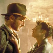 Harrison Ford e Karen Allen in una scena de I predatori dell'arca perduta