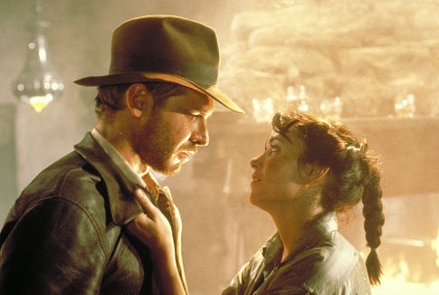 Harrison Ford e Karen Allen in una scena de I predatori dell'arca perduta