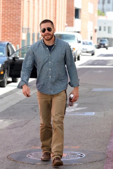 Jake Gyllenhaal esce da uno studio medico